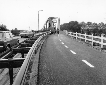 843826 Gezicht op het fietspad langs de S15, de secundaire provinciale weg Utrecht-IJsselstein, op de Jutfasebrug over ...